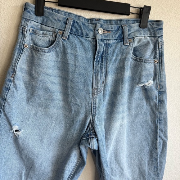 American Eagle strigid curvy mom jean distressed denim jeans size 8 - Picture 3 of 6